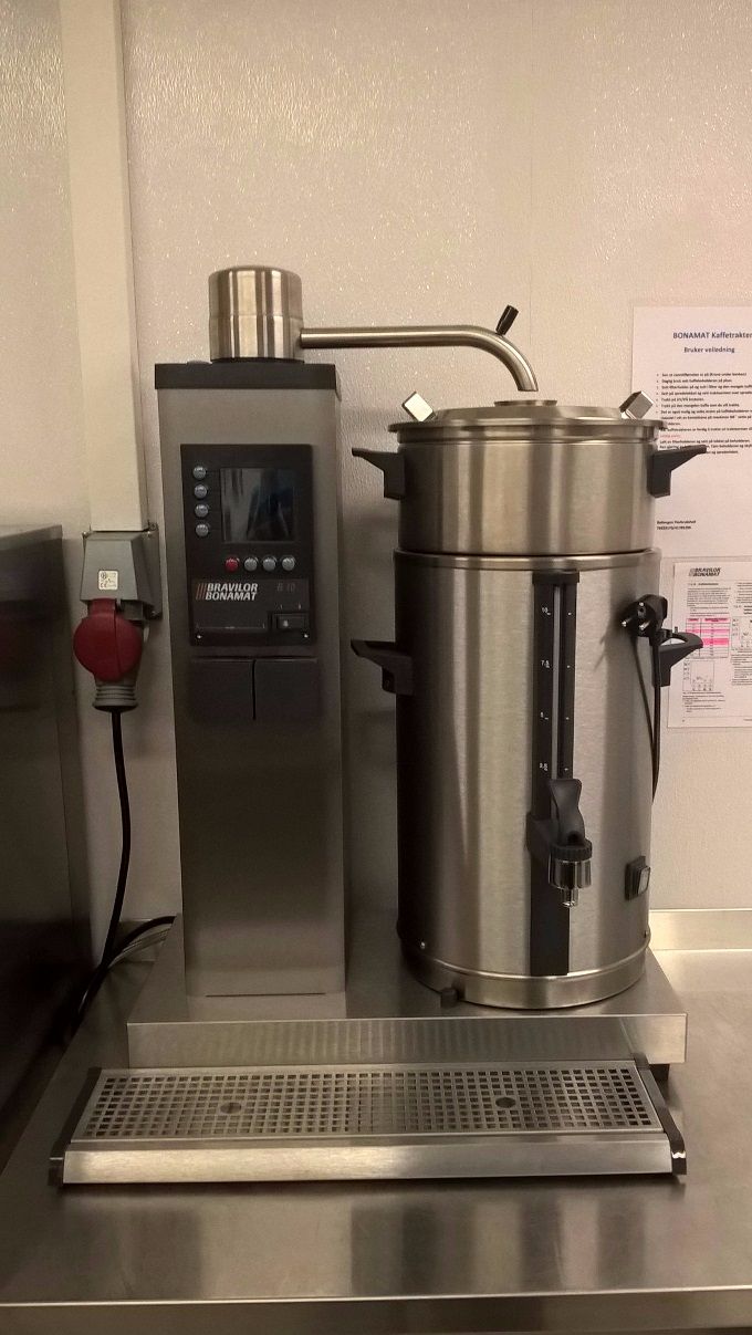 Ny kaffetrakter med 10 l tank.
Trakter 10 l. kaffe på 10 minutter.